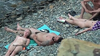 Раскрепощенные дамочки голышом загорают на море и не замечают тайных зрителей